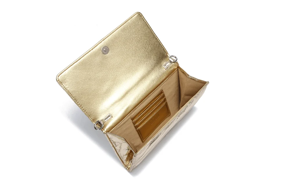 Bolsa Clutch Metalizada Dourada Alça Corrente Transversal - vista 3 de 3