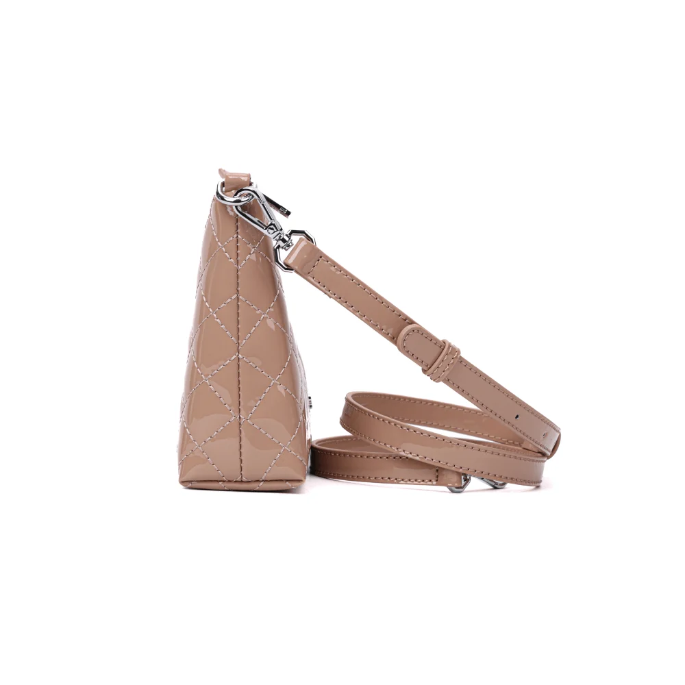 Bolsa Clutch Bege Ballet Envernizada Transversal - vista 5 de 6