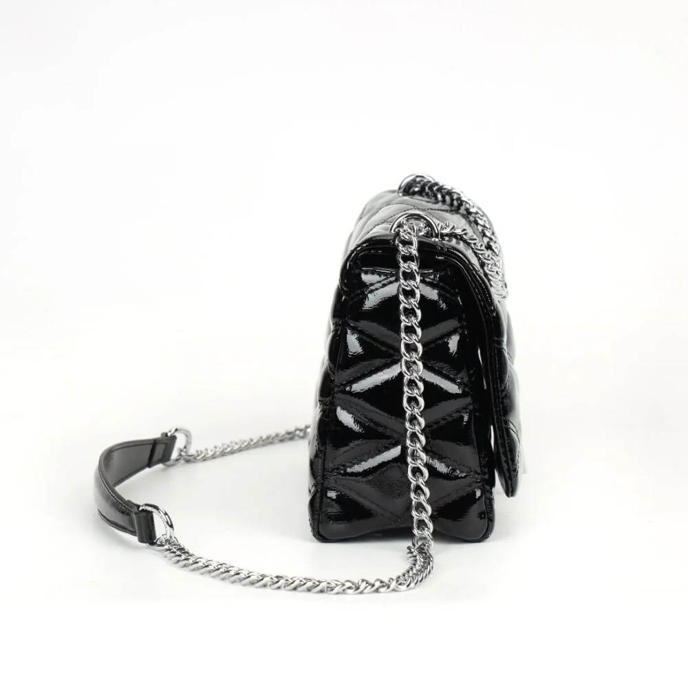 Bolsa Glossy Envernizada Preta Alça Corrente Transversal - vista 4 de 7
