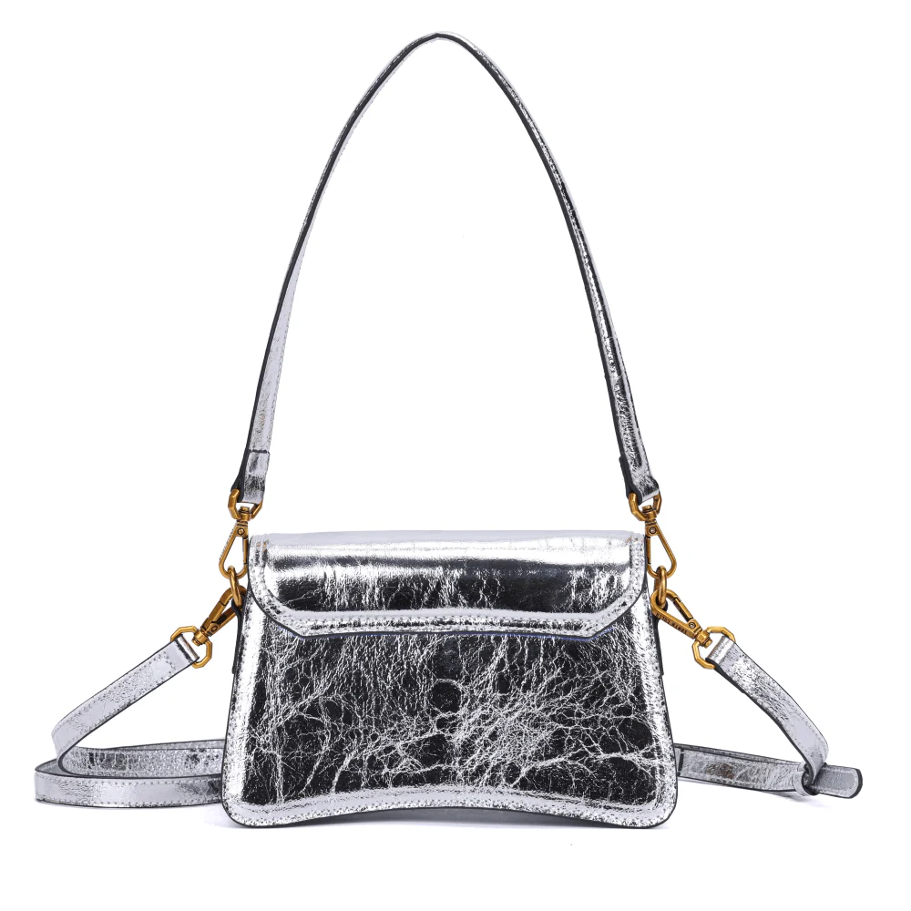 Bolsa Pequena Metalizada Crinkle Prata Alça de Ombro - vista 5 de 5