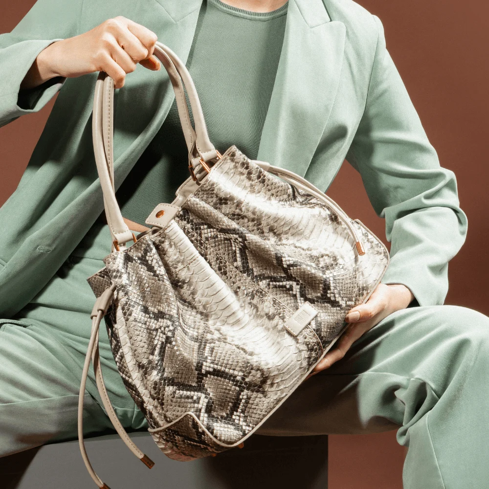 Bolsa Bucket E Clutch Cobra Bege - vista 1 de 4