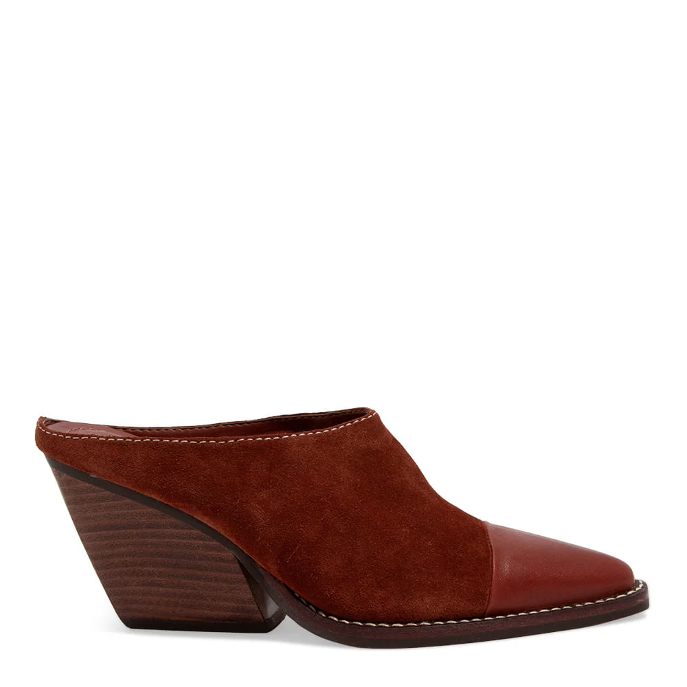 Mule Couro Camurça Marrom Dark Bico Fino - vista 1 de 3