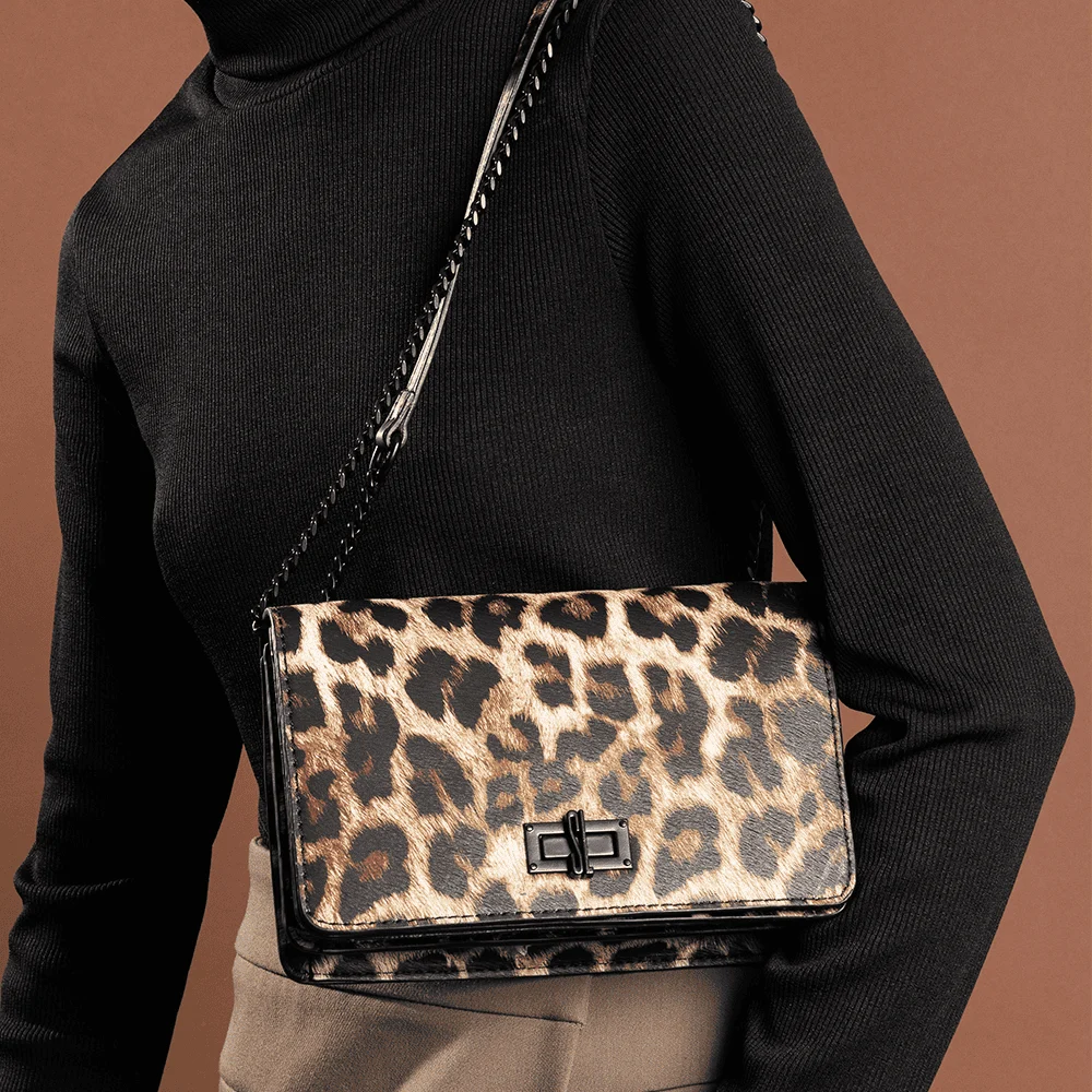 Bolsa Pequena Estampa Animal Print Onça Alça Transversal Corrente - vista 1 de 6