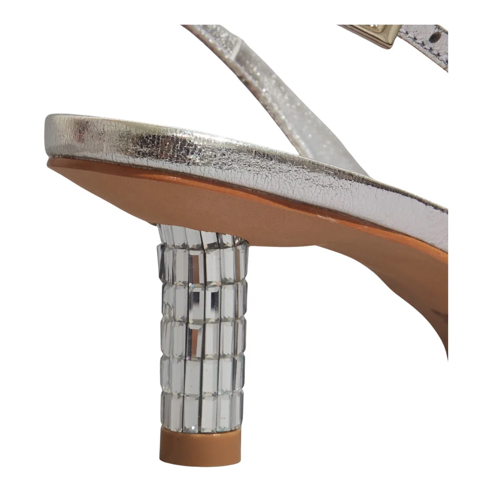 Scarpin Bico Fino Couro Metalizado Prata Salto Espelho - vista 4 de 5