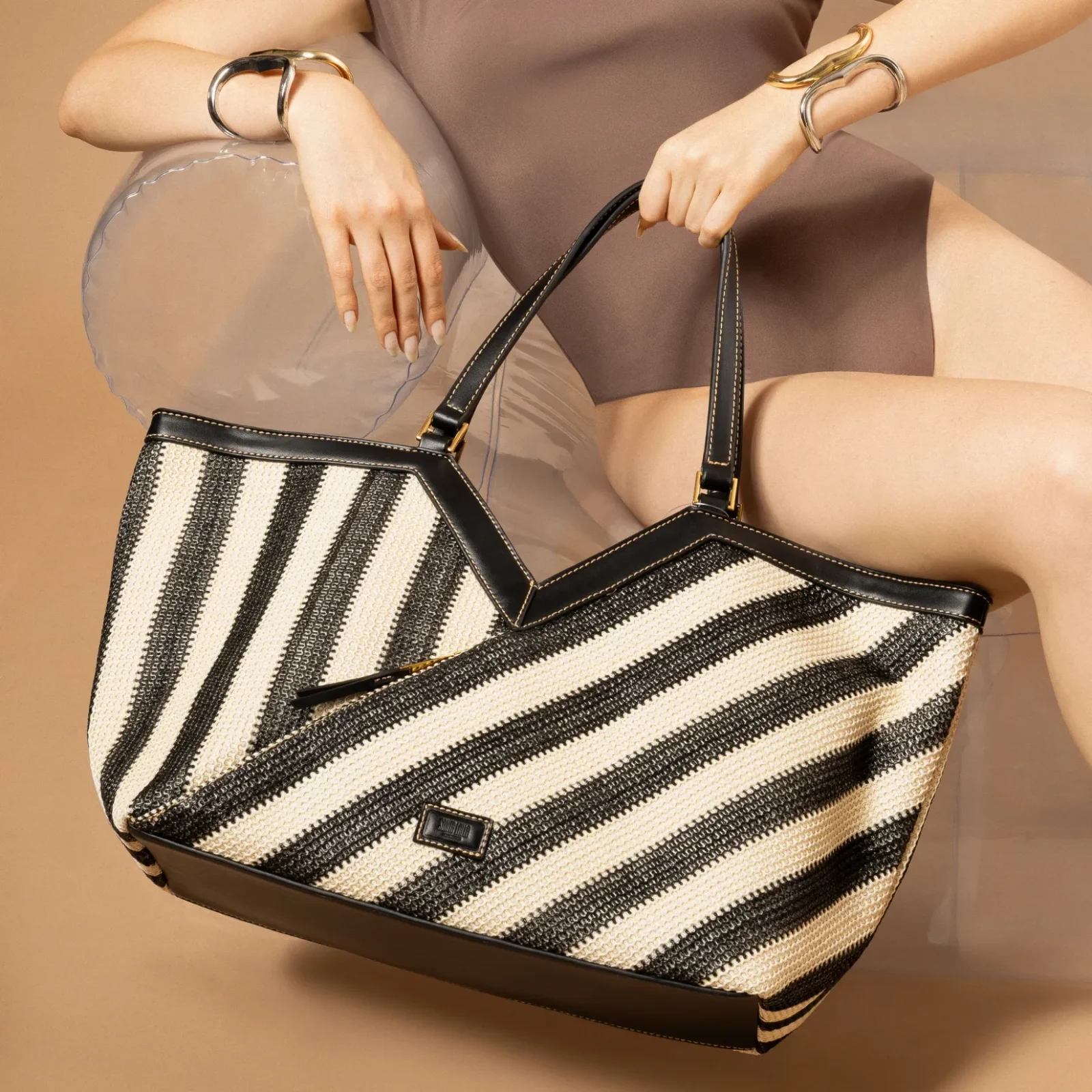 Bolsa Tramado Alça De Mão Listrada Preta e Branco - vista 4 de 4