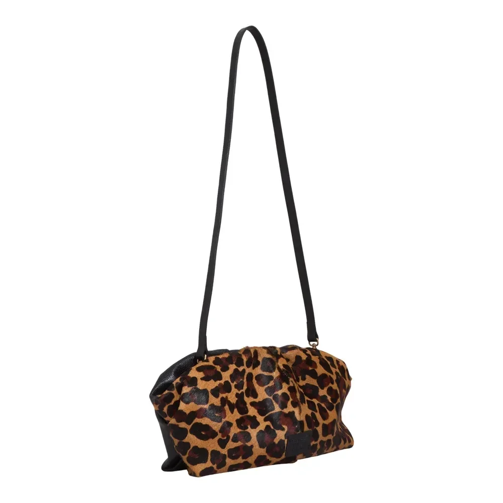 Clutch Grande Couro Estampa Animal Print Onça Alça Corrente - vista 2 de 3