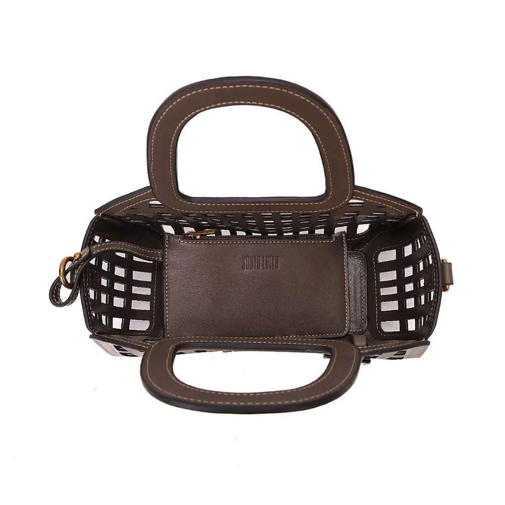 Bolsa Soft Recortes Vazados Com Bag Interna Cinza Stell Alça Transversal - vista 7 de 10