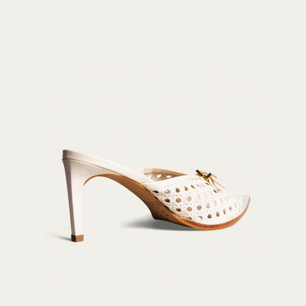 Tamanco Mule Couro Bico Folha Salto Fino Médio Off White - vista 2 de 4