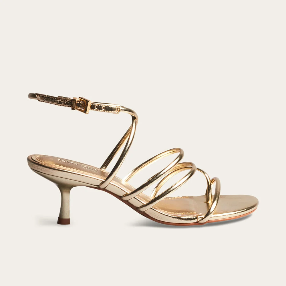 Sandália Soft Metalizada Tiras Finas Dourada Salto Fino - vista 1 de 3