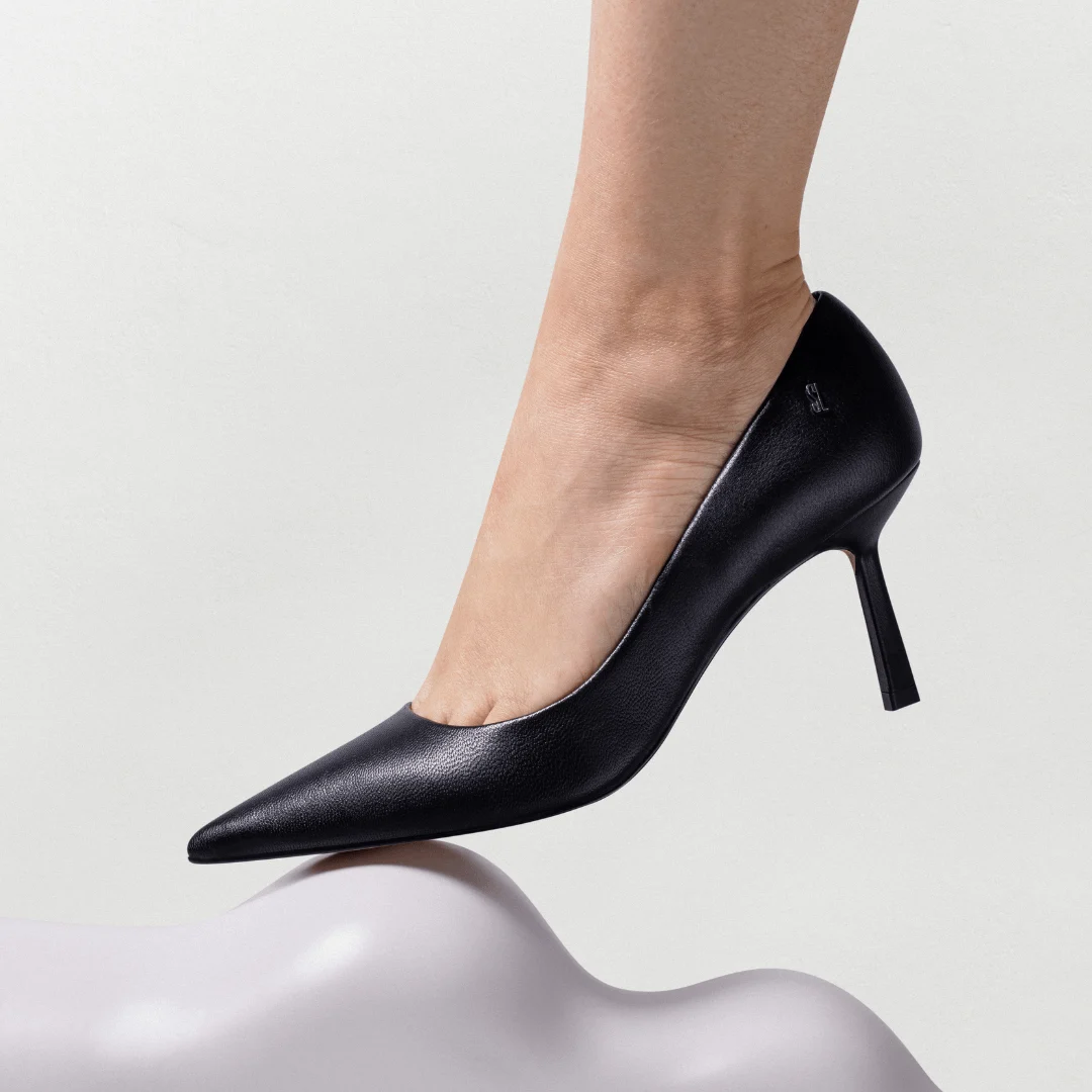 Scarpin Couro Pelica Soft Bico Fino Preto - vista 3 de 4