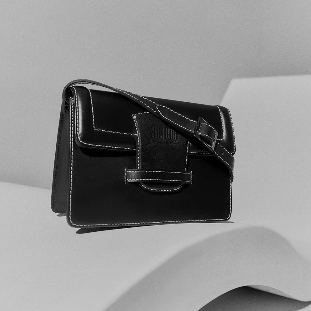 Bolsa Transversal Marrom Couro Pequena - Linha Genuine Leather - vista 2 de 5