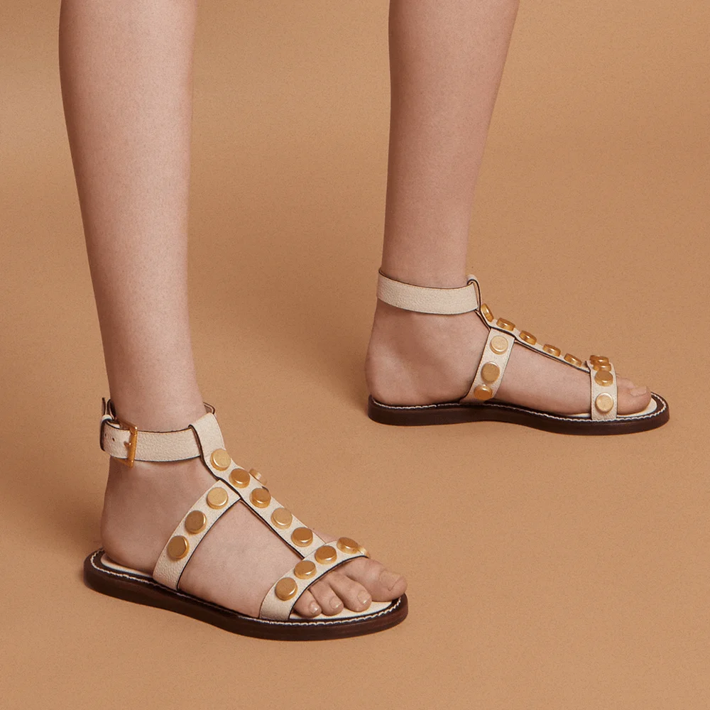 Rasteira Couro Tachas Off White - vista 3 de 5