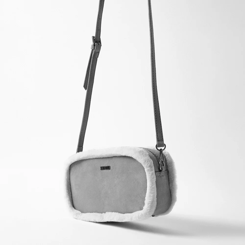Bolsa de Pelinho Bege Alça Transversal - vista 4 de 5