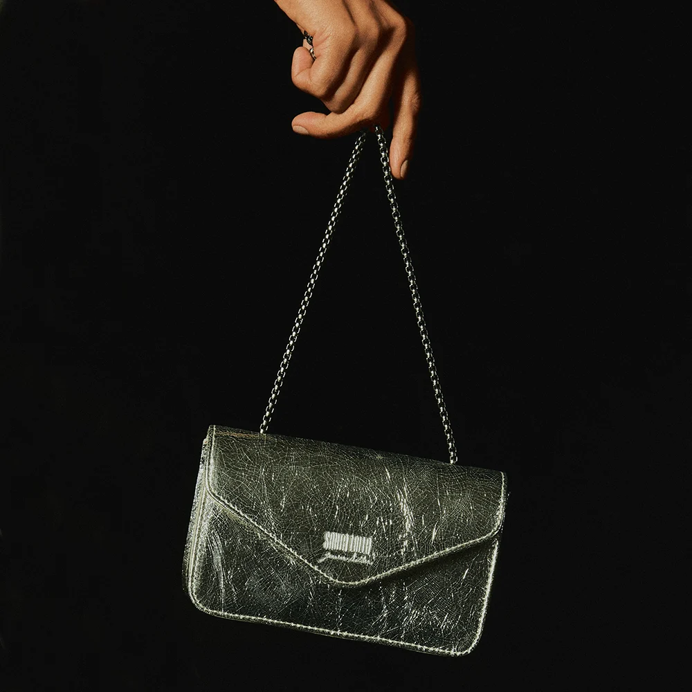 Bolsa Prata Metalizado Couro Cristal Alça Corrente Transversal - vista 5 de 6